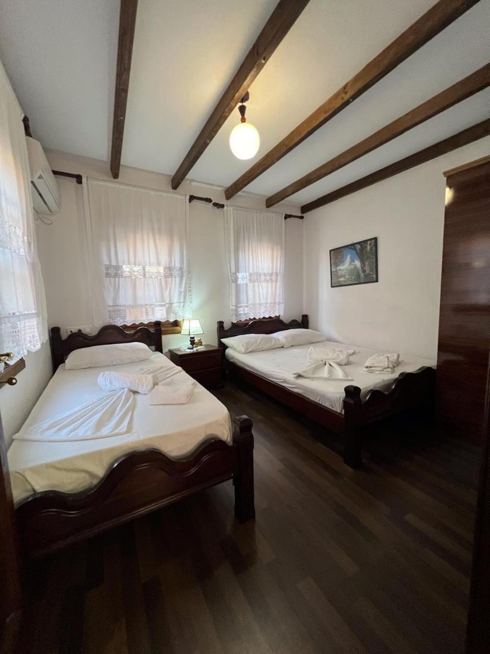 Pjetri House Hotel Berat Buitenkant foto